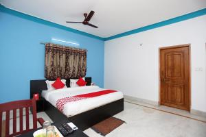 BāliantaOYO Maa Banadurga Guest House的一间卧室配有一张床和吊扇