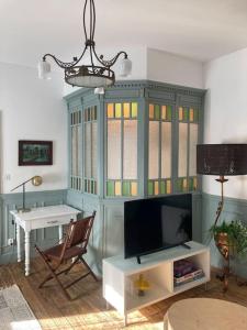 米卢斯CHACHACHA appartement de charme calme balcon的一间带电视和书桌的客厅