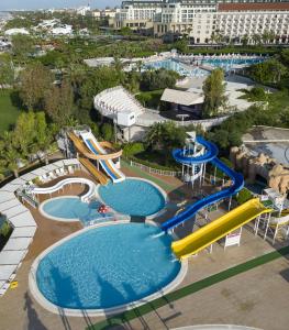 贝莱克Kaya Belek -的享有带2个游泳池的水上公园的顶部景致