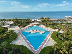 贝莱克卡亚贝莱克酒店的游泳池的顶部景色,背景是大海