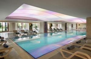 贝莱克Kaya Belek -的酒店设有一个大型游泳池,配有椅子