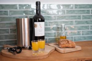 WinsumLoft 32的一瓶葡萄酒和两杯橙汁