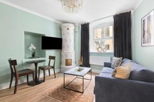 斯德哥尔摩At Old Town Aparthotel的客厅配有蓝色的沙发和桌子