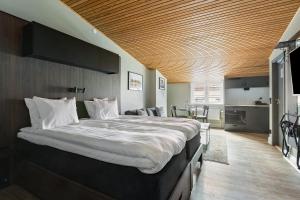 斯德哥尔摩At Old Town Aparthotel的一间卧室设有一张带木制天花板的大床