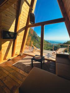 乌尔齐尼Horizon Lodge Medurec的客厅设有美景大窗户