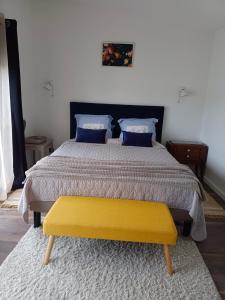 凯恩Maison individuelle à Caen的卧室里一张黄色长椅床