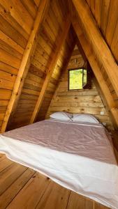 乌尔齐尼Horizon Lodge Medurec的配有窗户的小木屋内的一张床位