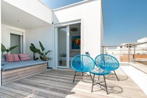新福卡THE VIEW B&B, terrace & more的阳台配有2把蓝色椅子和1张沙发