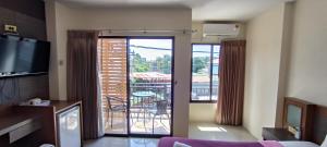 芭东海滩KANPAI HOTEL的客厅设有通往阳台的门。