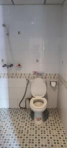 芭东海滩KANPAI HOTEL的一间带卫生间和淋浴的浴室
