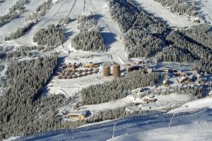 卡奇山口Haus Tauernblick Katschberg by AlpenTravel的雪地中滑雪胜地的空中景观