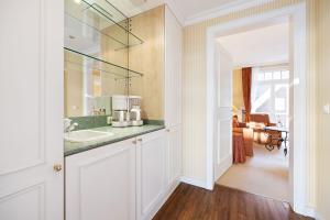 韦斯特兰Strandhotel Sylt GmbH的一间带水槽和镜子的浴室