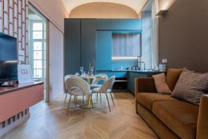 都灵Lagrange Design Apartments by Wonderful Italy的客厅配有沙发和桌椅