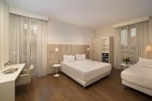 热那亚热那亚中心NH酒店的酒店客房配有两张床和一张书桌