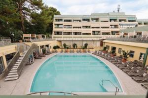 斯楚雅Hotel Svoboda - Terme Krka的享有酒店游泳池的顶部景色