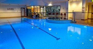 考文垂DoubleTree by Hilton Coventry的大楼内一个蓝色的大型游泳池