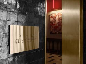 悉尼Hotel Morris Sydney, Handwritten Collection的酒店大堂墙上的标志