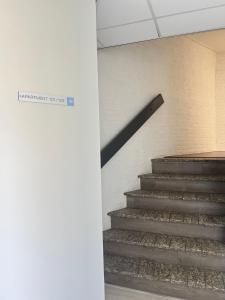 滨海贝亨Neptunus Appartementen的墙上有标志的建筑的楼梯