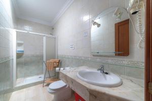 普拉亚布兰卡Mireya Apartment的一间带水槽、卫生间和镜子的浴室