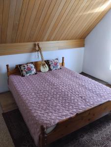 VranešaSmeštaj Milekić - Nova Varoš的一间卧室设有一张木天花板床。