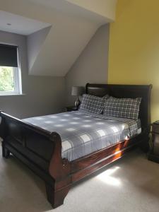 Canaima House的一间卧室,卧室内配有一张大床