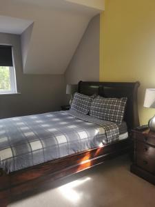 Canaima House的一间卧室设有一张床和一个窗口