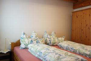 科萨斯Ferienwohnung Mader的一间卧室配有两张带枕头的床。