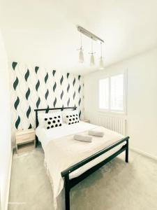 切斯特菲尔德Modern 3 bed home, Chesterfield的白色卧室配有带2个枕头的床