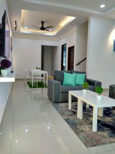 峇株巴辖HOMESTAY BATU PAHATKU- HOMESTAY IMAN的客厅配有沙发和桌子