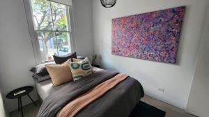 悉尼Paddington House的一间卧室配有一张壁画床