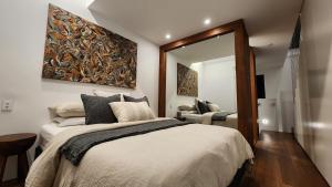 悉尼Paddington House的一间卧室配有一张大床和镜子