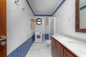 普拉亚布兰卡Apartamento 1 linea centro Playa Blanca的一间带水槽和洗衣机的浴室
