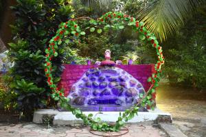 KīhīmVisava Cottages Kihim Beach的花园中带紫色喷泉的拱门