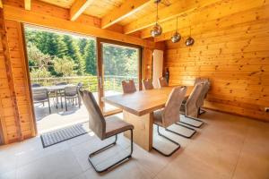 莱托利Le Chant du Ruisseau SPA - Sauna的木制用餐室配有桌椅