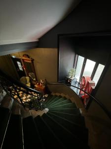 哥德堡昂尼克森酒店的客厅享有螺旋楼梯的景致。