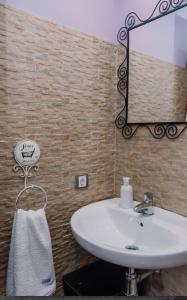 Hontoria del PinarEntrada Río Lobos的浴室设有白色水槽和镜子