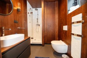 HrdoňovModul Kometa的浴室配有卫生间、盥洗盆和淋浴。