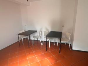林茨Monteurzimmer Linz的用餐室配有2张桌子和白色椅子