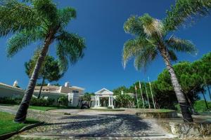LudoSera - Luxury 3 bedroom apartment with pool, golf,beach的前面有棕榈树的房子