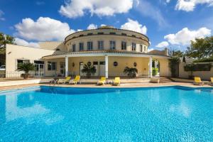 LudoSera - Luxury 3 bedroom apartment with pool, golf,beach的房屋前有游泳池的房子