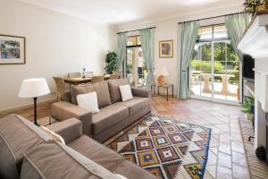 LudoSera - Luxury 3 bedroom apartment with pool, golf,beach的客厅配有沙发和桌子