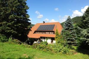 拜尔斯布龙Casa Cara的屋顶上设有太阳能电池板的房子