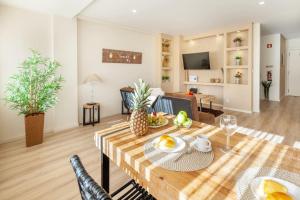 布拉加Apartamento Lírio - Minho's Guest的客厅配有带水果的桌子