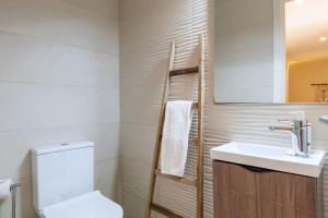 布拉加Apartamento Lírio - Minho's Guest的浴室配有白色卫生间和盥洗盆。