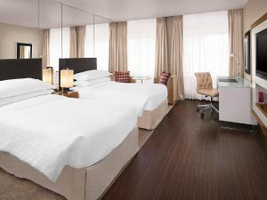 爱丁堡喜来登大酒店&SPA的酒店客房设有两张床和电视。