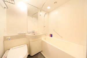 成田成田Richmond酒店的浴室配有卫生间、盥洗盆和浴缸。