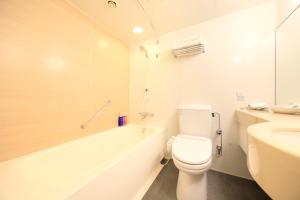成田成田Richmond酒店的浴室配有卫生间、浴缸和水槽。