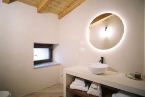 斯卡莱阿Casa Marinari的一间带水槽和镜子的浴室