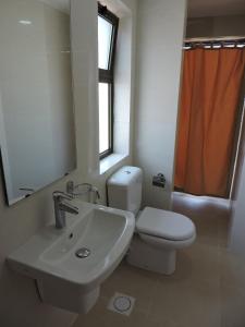Ath Thughrah穆吉布木屋的一间带水槽、卫生间和镜子的浴室