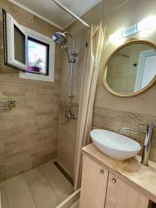 圣马太奥斯ilianas place的浴室配有盥洗盆和带镜子的淋浴